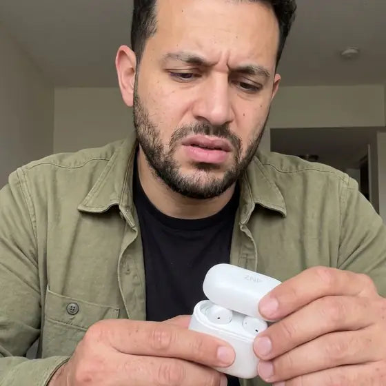 Hombre con auriculares traductores